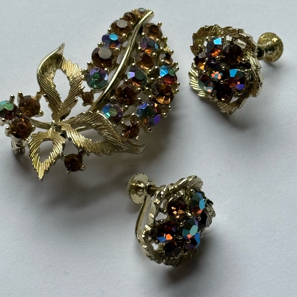 Vintage Lisner Gold Tone Rhinestone jewelry set. Screw back earrings and brooch.